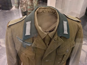 Uniform einer Propagandakompanie des Afrikakorps . WW2 uniform of Nazi Germany 's Wehrmacht : tunic etc. of a propaganda company of the Africa Corps ca. 1941. Shoulder straps, shirt, necktie, collar patches, National emblem/Nazi style German Imperial Eagle ( Brustadler , Wehrmachtsadler ), breast pockets. Smartphone photo taken on 13 October 2019 at Deutsches Historisches Museum , Berlin, Germany.