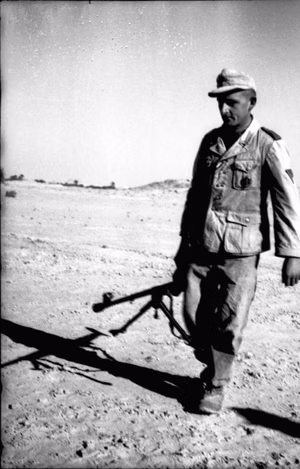 Nordafrika.- Gefreiter beim Tragen einer Panzerbüchse durch die Wüste; PK Afrika — Nordafrika