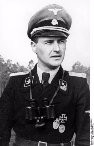 Ernst Johann Tetsch (Porträt) in der Uniform eines Hauptsturmführers; später Sturmbannführer und Kommandeur des I. SS-Panzer-Regiments 10 "Langemark" der 10. SS Panzer-Division "Frundsberg"; Ritterkreuz-Träger (28.3.1945), ca. März 1943 - April 1944