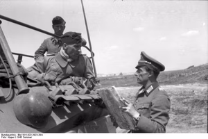 Sowjetunion.- Unternehmen "Zitadelle". Generalmajor v. Hünersdorff; PK 637; bei dem Fahrzeug handelt es sich um einen mittleren Schützenpanzer Sd.Kfz. 251/6 Kommando Ausführung — Russland