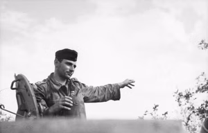 Sowjetunion.- Unternehmen "Zitadelle".- Panzersoldat mit Feldflasche im Panzerturm; PK 637 — Russland