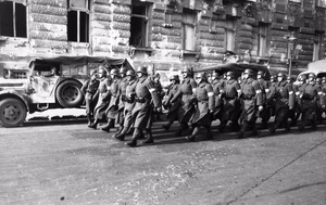 Ungarn, Budapest. - Ungarische Pfeilkreuzler marschieren, am Straßenrand deutsche Soldaten und Fahrzeuge; PK Eins Kp Lw zbV — Budapest