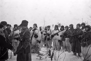 Встреча бойцов 67-й армии Ленинградского фронта и 2-й ударной армии Волховского фронта около рабочего посёлка № 5 Назиевского торфопредприятия во время операции «Искра». Мгинский район Ленинградской обл., 18 января 1943 г. Фото М. Трахмана. Главархив Москвы