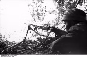 Frankreich.- Fallschirmjäger in Stellung mit Maschinengewehr 42 (MG 42); PK Fs AOK — Frankreich