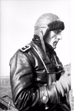 Belgien, Frankreich.- II. SS-Panzer-Regiment 12 "Hitlerjugend"; '''Scharführer''' der Panzertruppe in Lederkleidung mit Lederkappe; PK 698 — Im Westen