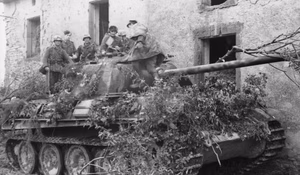 Frankreich-Nord.- Deutsche Soldaten auf einem getarnten Panzer V "Panther" in Ortschaft; PK 698 — Nordfrankreich