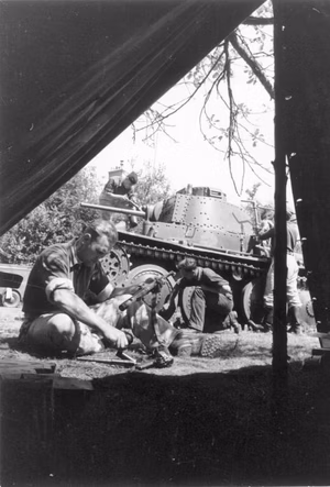 Frankreich.- Panzersoldaten bei der Reinigung eines Panzer 38 (t) und ihrer Waffen; PK 689 — Frankreich