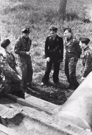 Frankreich-Nord.- Obersturmführer Michael Wittmann mit Eichenlaub zum Ritterkreuz (verliehen am 30. Januar 1944) mit Panzersoldaten vor Panzer VI "Tiger I"; PK 698 — Nordfrankreich