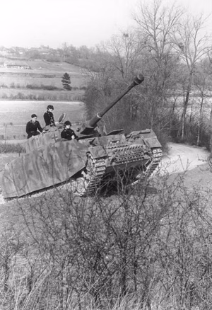 Nordfrankreich.- Panzer IV H, mit Panzerschürzen im Gelände; PK 698 — Nordfrankreich