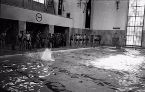 Berlin-Lichterfelde, Kaserne der Leibstandarte-SS Adolf Hitler, Unterricht in der Schwimmhalle — Berlin
