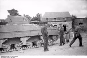 Frankreich, Villers-Bocage.- zerstörter Panzer M4 "Sherman" (Nummer T212728) wird von deutschen Soldaten begutachtet; PK Signal-Einsatz — Villers-Bocage
