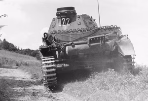 For documentary purposes the German Federal Archive often retained the original image captions , which may be erroneous, biased, obsolete or politically extreme . Panzer des 1. Pz-Rgt. 4. Komp. kommen aus der Deckung, sichern und gehen in Feuerstellung. 22.6.40, 8-8,20 Uhr, Servance,