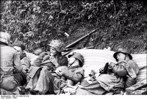Frankreich-Nord.- Erschöpfte Infanteristen bei Rast an einer Böschung ruhend / liegend; PK 698 — Nordfrankreich