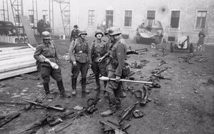 Ungarn, Budapest, SS-Männer auf der Hof der Kaserne des (ungarischen) Wachbataillons auf der Burg; Eins Kp Lw zbV — Budapest