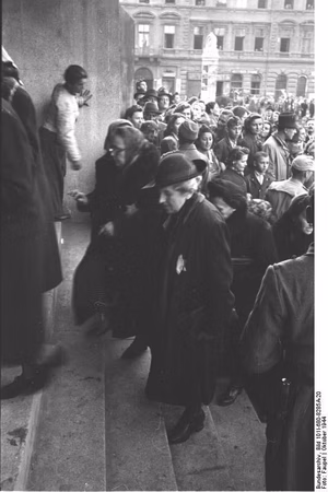 Ungarn, Budapest.- Ungarische und deutsche Soldaten treiben verhaftete Juden ins Stadttheater, 20./22. Oktober 1944; Einsatz Kompanie Lw zbV — Budapest