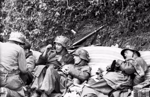 Frankreich-Nord.- Erschöpfte Infanteristen bei Rast an einer Böschung ruhend / liegend; PK 698 — Nordfrankreich