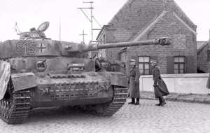 Belgien, Frankreich.- II. SS-Panzer-Regiment 12 "Hitlerjugend"; Panzer IV mit Seitenschürzen (Turmnummer 615); Übung unter Aufsicht von Offizieren des Heeres; PK 698 — Im Westen