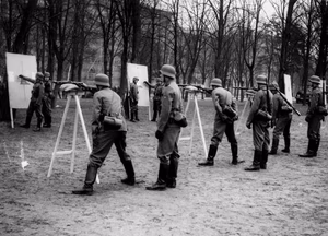 For documentary purposes the German Federal Archive often retained the original image captions , which may be erroneous, biased, obsolete or politically extreme . Berlin, Kaserne der LSSAH, Artillerie-Ausbildung Bei einer Artillerie-Ersatzabteilung der Waffen-SS. U.B.z.: Neben der artilleristischen Ausbildung erfahren die Rekruten eine gründliche infanteristische Ausbildung. Bei Zielübungen. 06.03.41 [Berlin-Lichterfelde, Kaserne der Leibstandarte-SS Adolf Hitler (ehemalige Preußische Hauptkadettenanstalt)]