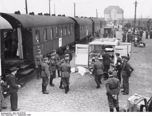 For documentary purposes the German Federal Archive often retained the original image captions , which may be erroneous, biased, obsolete or politically extreme . Scherl: Eintreffen eines Lazarettzuges von der Ostfront auf einem Berliner Bahnhof, Die Verwundeten werden aus dem Zug in die Krankenautos getragen um in das Lazarett transportiert zu werden. Fotograf Eisenhart; 11.9.1939