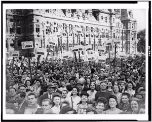 [The crowd in front of the Hotel de ville, Paris, France] — World War, 1939-1945--France--Paris. Crowds--France--Paris--1940-1950. Photographic prints--1940-1950. — [1944]
