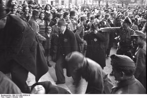 Ungarn, Budapest.- Ungarische und deutsche Soldaten treiben verhaftete Juden ins Stadttheater, 20./22. Oktober 1944; Einsatz Kompanie Lw zbV — Budapest