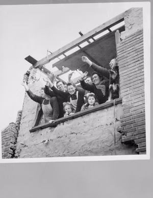 Collectie / Archief : Fotocollectie Van de Poll Reportage / Serie : [ onbekend ] Beschrijving : Bevrijding. Wuivende inwoners Datum : 1945 Trefwoorden : tweede wereldoorlog Fotograaf : Poll, Willem van de Auteursrechthebbende : Nationaal Archief Materiaalsoort : Negatief (zwart/wit) Nummer archiefinventaris : bekijk toegang 2.24.14.02 Bestanddeelnummer : 255-9620