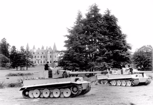 Frankreich.- Panzersoldaten auf drei Panzer VI "Tiger I" im Gelände, im Hintergrund Schloss; PK 649 — Frankreich château du Bois-du-Loup (camps de Coetiquidan) - AUGAN - MORBIHAN