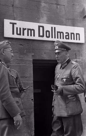 Im Westen, Oberrheinfront.- Generaloberst Friedrich Dollmann vor dem nach ihm benannten Artilleriebeobachtungsstand "Turm Dollmann" auf der Hochfläche des Isteiner Klotzes; PK 670 — Oberrhein