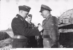 Sowjetunion, bei Charkow.- Ordensverleihung an Soldaten der Waffen-SS-Division "Leibstandarte Adolf Hitler" durch Sturmbannführer Schöneberger und Sturmbannführer Wünsche — Russland
