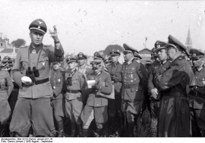 Frankreich-Nord.- Besichtigung, Gruppenführer Wilhelm Bittrich (mit verletzter rechter Hand)spricht zu Wehrmachtsoffizieren und Führern der Waffen-SS — Frankreich