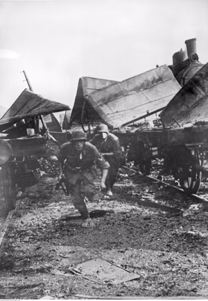 Atak wojsk niemieckich na pociąg wojskowy na trasie Moskwa-Smoleńsk. Dwaj żołnierze biegną wzdłuż zniszczonych wagonów.