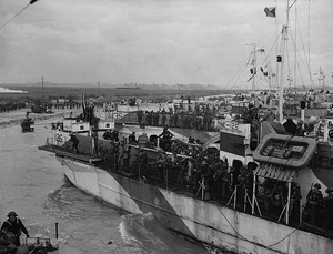 Title / Titre : Infantry landing craft going ashore on D-Day, Bernières-sur-Mer, France, June 6, 1944 / Barges de débarquement d’infanterie amenant des soldats à terre, le jour J, Bernières-sur-Mer, France, 6 juin 1944 Creator(s) / Créateur(s) : Gilbert Alexander Milne Date(s) : June 6, 1944 / 6 juin 1944 Reference No. / Numéro de référence : MIKAN 3191729 <a href=" http://collectionscanada.gc.ca/ourl/res.php?url_ver=Z39.88-2004&amp;url_tim=2012-04-19T13:58:04Z&amp;url_ctx_fmt=info:ofi/fmt:kev:mtx:ctx&amp;rft_dat=3191729&amp;rfr_id=info:sid/collectionscanada.gc.ca:pam&amp;lang=eng " rel="nofollow">collectionscanada.gc.ca/ourl/res.php?url_ver=Z39.88-2004&amp;...</a> Location / Lieu : Bernières-sur-Mer, France Credit / Mention de source : Gilbert Alexander Milne. Canada. Department of National Defence. Library and Archives Canada, PA-145349 / Gilbert Alexander Milne. Canada. Ministère de la défense nationale. Bibliothèque et Archives Canada, PA-145349