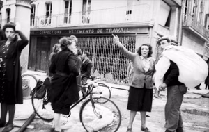 Frankreich.- Zivilbevölkerung (Frauen, Mann mit Sack) in Caen (rue Saint-Pierre und rue Hamon) vor Geschäft "Confections, Vetements de Travail"; PK Signal-Einsatz — Frankreich