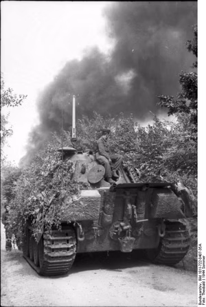 Frankreich.- getarnter Panzer V "Panther" mit Panzersoldaten. Schwarze Rauchsäule im Hintergrund; KBZ OB West — Frankreich