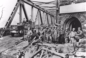 For documentary purposes the German Federal Archive often retained the original image captions , which may be erroneous, biased, obsolete or politically extreme . Remagen, beschädigte Brücke Brücke von Remagen, zwischen 8.3. und 10.3.1945