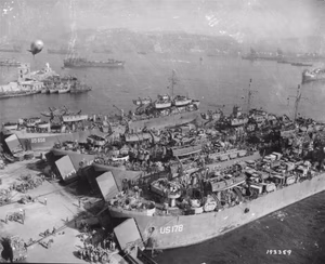 Napoli, spiaggia di Coroglio presso Nisida - Navi da guerra in attesa di partire per lo sbarco in Provenza (Operazione Dragoon).