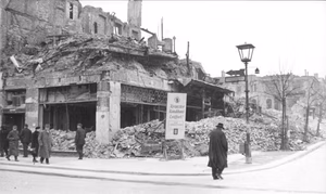 For documentary purposes the German Federal Archive often retained the original image captions , which may be erroneous, biased, obsolete or politically extreme . Berlin, zerstörtes Cafe "Kranzler" Zentralbild/Archiv U.B. zeigt die durch britisch-amerikanische Bombenangriffe völlig zerstörte Kranzler-Ecke in Berlin, Friedrichstraße Ecke Unter den Linden. Das Schild verweist auf das neue Domizil der Konditorei an der Ecke Charlottenstraße. (Aufnahme entstand vor dem 9.4.1945 ) 343 - 45