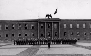 Berlin-Lichterfelde, Kaserne der LSSAH, HJ auf dem Kasernenplatz angetreten — Berlin