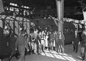 Afbeelding van de aankomst van gerepatrieerden uit Duitsland met de trein op het N.S.-station Utrecht C.S. te Utrecht.