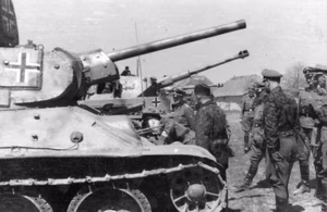 Sowjetunion, bei Charkow, SS-Division "Das Reich", Heinrich Himmler (l.) besichtigt einen sowjetischen Beutepanzer vom Typ T 34-76, der mit Balkenkreuzen gekennzeichnet ist; SS-PK — Russland