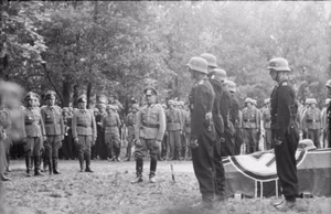 Sowjetunion, Charkow.- Beerdigung von Generalmajor Walther von Hünersdorff, Kommandeur der Pz.Div.6, gefallen am 17.7.1943, Soldaten Ehrenwache neben Sarg mit Hakenkreuzflagge stehend; PK 637 — Russland