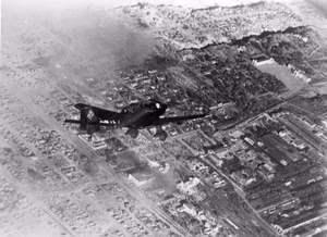 For documentary purposes the German Federal Archive often retained the original image captions , which may be erroneous, biased, obsolete or politically extreme . Russland, Kampf um Stalingrad, Luftangriff An der Sowjetfront: Stuka über Stalingrad.- Die Maschine des Kommandeurs, der seine Gruppe führt. PK-Aufnahme: Kriegsberichter Opitz (Sch) 5703-42 "Fr.Fr.OKW" Oktober 1942 [Herausgabedatum] [Sowjetunion.- Schlacht um Stalingrad.- Luftangriff mit Flugzeug Junkers Ju 87 "Stuka"]