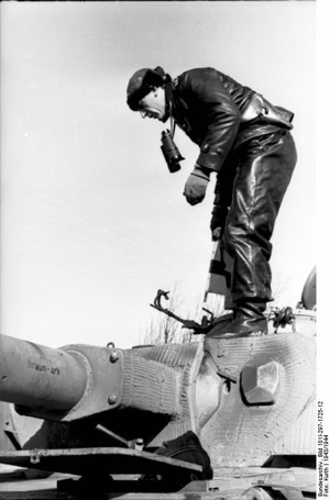 Belgien, Frankreich.- II. SS-Panzer-Regiment 12 "Hitlerjugend"; Panzer IV mit Seitenschürzen (Turmnummer 615); Übung unter Aufsicht von Offizieren des Heeres; Panzersoldat in Lederkleidung auf Turm; PK 698 — Im Westen