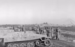 Belgien, Nordfrankreich.- Besichtigung des Panzerregiment der 12. SS-Panzerdivison "Hitlerjugend" durch Generalfeldmarschall Gerd von Rundstedt.- Abschreiten einer Aufstellung von mittleren Schützenpanzer (Sd.Kfz. 251), im Vordergrund Nr.245 mit 8-cm-Gran — Frankreich