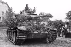 Frankreich-Nord.- Deutsche Soldaten auf einem getarnten Panzer V "Panther" in Ortschaft; PK 698 — Nordfrankreich