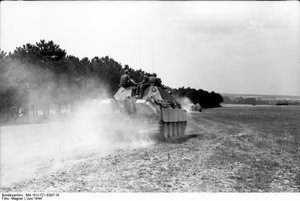 Frankreich, nach Invasion.- Jagdpanther, Panzerjäger "Panther" (8,8cm), (Sd.Kfz. 173) im Gelände; KBZ OB West — Frankreich