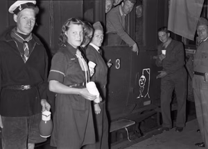 Afbeelding van de aankomst van gerepatrieerden uit Duitsland met de trein op het N.S.-station Utrecht C.S. te Utrecht.