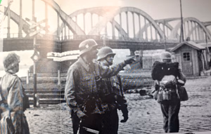 Soldati della Diviisone SS "Das Reich" al ponte di Floridsdorf durante la battaglia di Vienna
