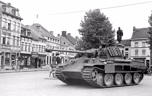 Frankreich-Belgien (Flandern).- Panzer V "Panther" Ausf. A der SS-Division "Leibstandarte Adolf Hitler" in einer Ortschaft; PK 698 — N9, Eeklo, Belgium