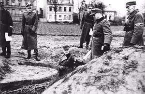 For documentary purposes the German Federal Archive often retained the original image captions , which may be erroneous, biased, obsolete or politically extreme . Kampf um Berlin: General Leutnant Reymann in einem M-G-Stand des Abschnitts B März 1945